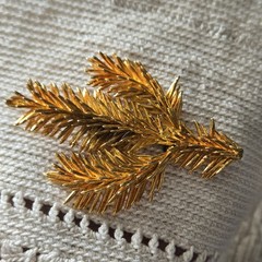 Vintage Gold Tone Pine Branch Brooch Pin Textured Evergreen Needle Nature…