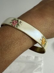 VINTAGE ENAMEL ROSE BRACELET GOLD TONE JAPAN 2.5 INCHES IN DIAMETER