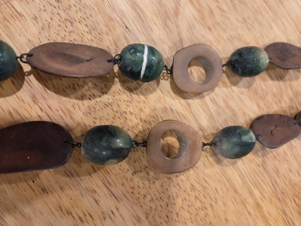 Beautiful vintage handcrafted 18-inch all-wood statement necklace