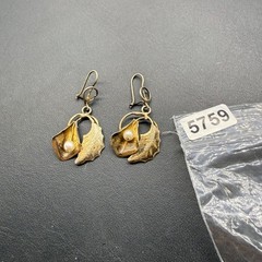 Vintage Earrings Calla Lily Pearl Leaf Textured Silver Tone 1.5 inches