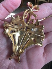 Vintage gold tone pot metal basket brooch