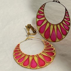 Vintage hot pink hoop earrings Gold wire teardrop petals round MOD groovy hoops