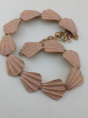 Mid-century gold tone pink/peach clamshell enamel panels design chocker necklace