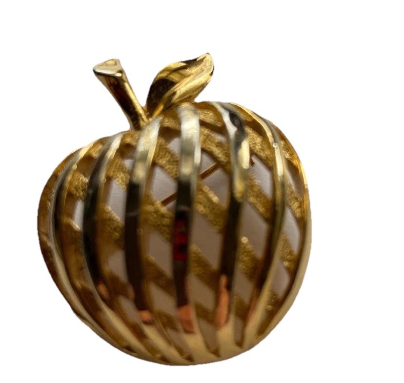 Vintage Crown Trifari 3D Apple Brooch Pin open woven Gold tone 1955-1969