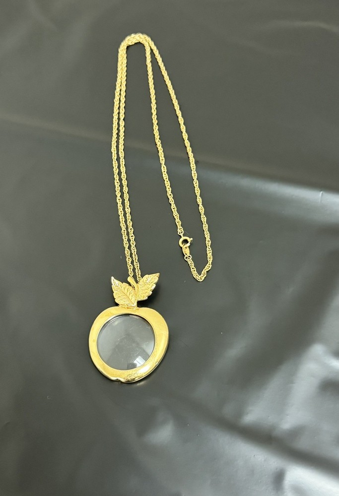 Vintage 70’s Loupe Magnifying Glass Apple Pendant Long Gold Tone Chain Necklace