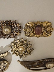 5 Brooches Vintage One Signed AAi