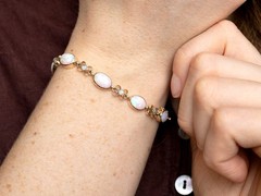 9.50Ct White Opal and 0.24Ct Diamond 15k Yellow Gold Necklace / Bracelet Set