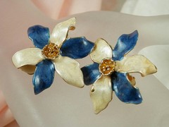 Beautiful Vintage Enamel Flower Earrings 595E