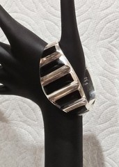 1980s TN-177 MEXICAN MODERNIST Sterling Silver Black Onyx Hinged Clamp Bracelet