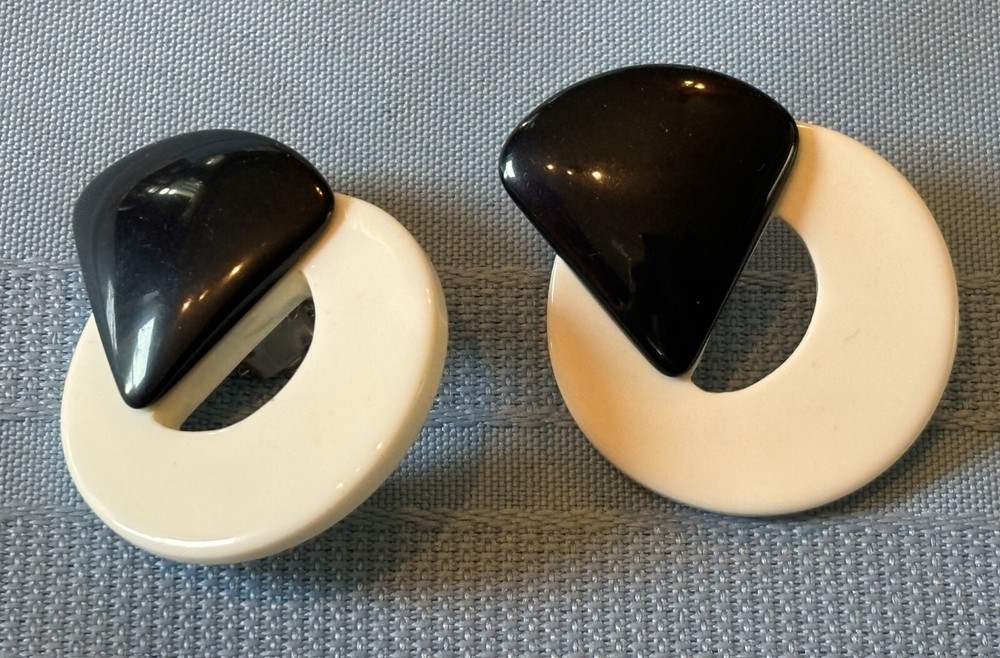 Funky Vintage Unbranded Black & White Plastic Triangles & Circles Clip Earrings