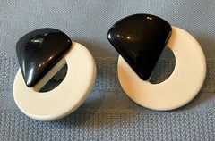 Funky Vintage Unbranded Black & White Plastic Triangles & Circles Clip Earrings