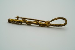 Antique Gold Plate Horse Whip Rhinestone Brooch 4.5cm JB29