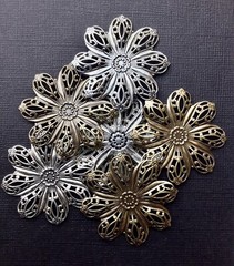 25824 – Round Floral Filigree Jewelry Finding Silver Ox