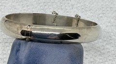 A Vintage Sterling Silver Hinged Bangle Bracelet. 7 1/2 Inch Circumference.
