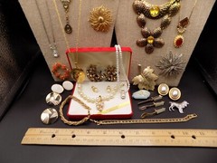 VINTAGE JEWELRY LOT Many Signed Necklaces Brooches Earrings & Bracelets (L2)