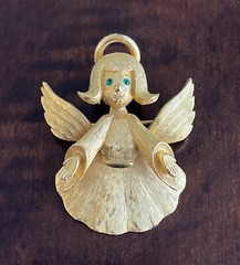 Christmas Angel Brooch JJ Jonette Vintage Gold Tone With Green Rhinestone Eye’s