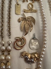 lot of costume jewelry 17 Pieces Gold Tones.