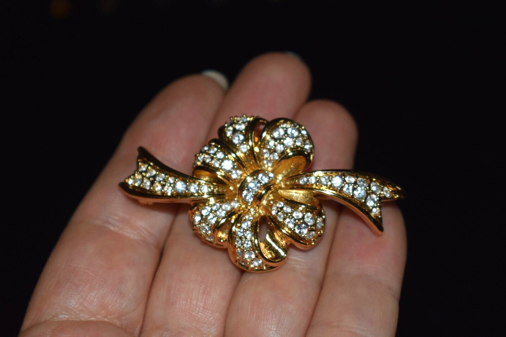 Rare Vintage SWAROVSKI Brooch Pin Sparkly Crystals Gold Tone Swan Mark