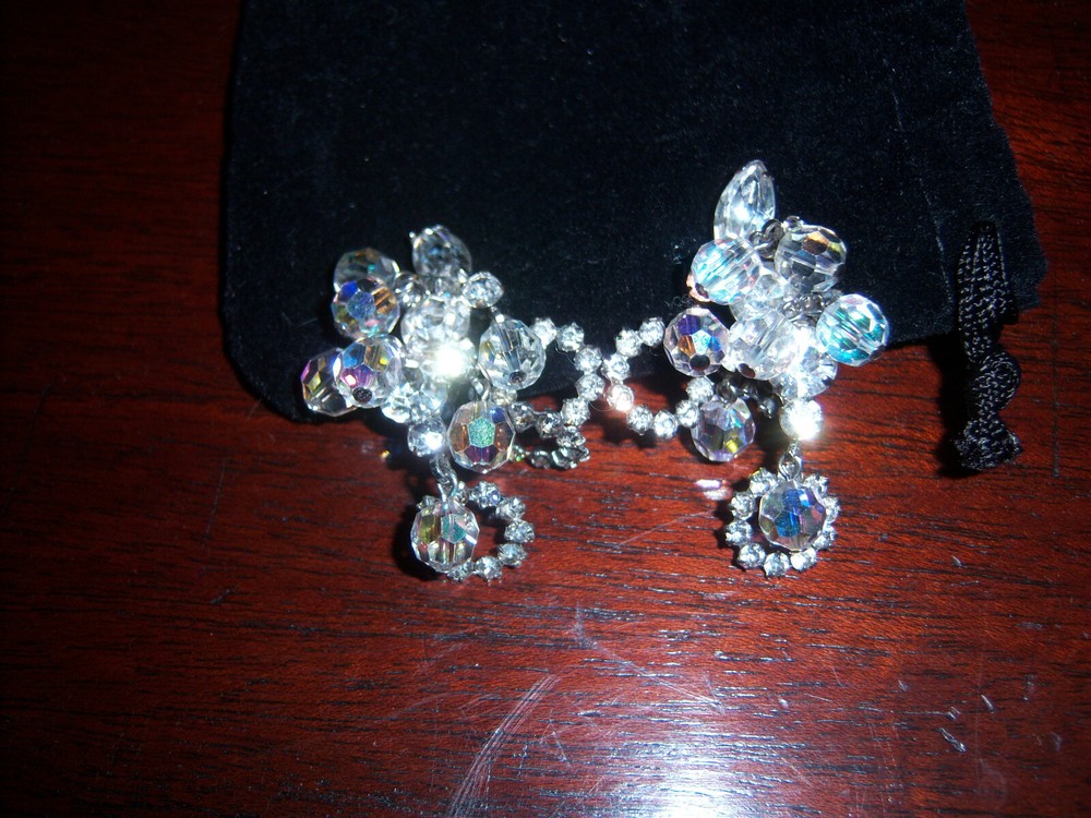 NICE VTG MCM Cluster Crystal Glass Faceted Beaded Silver Tone Clip on EARRINGS