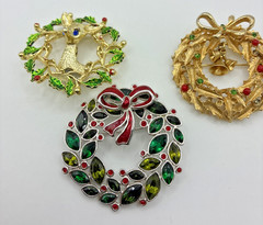 Vintage Christmas Brooch Pin Lot ART KC Wreath Bells Reindeer Flower 8 Pc Read