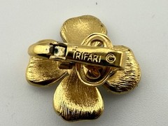 CROWN TRIFARI GOLDTONE WHITE ENAMEL DOGWOOD FLOWER CLIP ON EARRINGS K836A