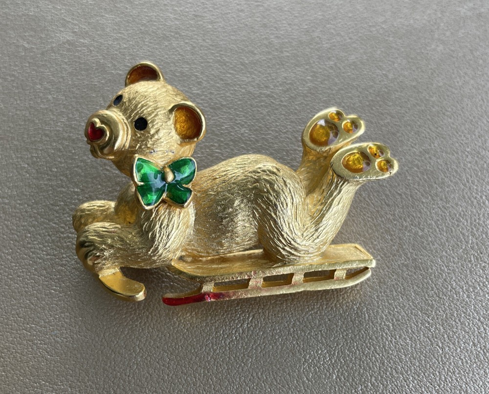 VINTAGE SIGNED VERO GOLD TONE BEAR ON SLED BROOCH PIN