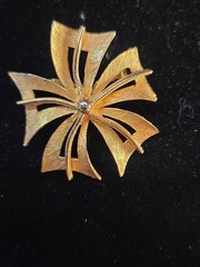 J J Vintage Abstract Flower Textured Gold Tone 1.75″ Brooch (I-5)