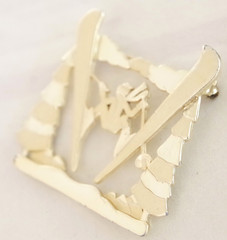 Cool! 2.25″ VTG c1980’s DOWNHILL SNOW SKIER/ SKI JUMPER 2-TONE GOLD BROOCH PIN