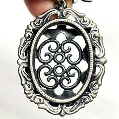 Vintage Romantic Victorian Style Bow Pin Brooch Wearable Picture Frame Dangling