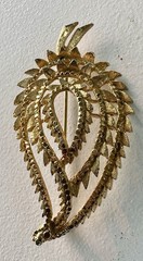 vintage 1950s-1960s textured gold-tone leaf brooch