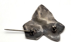 Vintage Silver Tone Textured Leaf Brooch Pin Small Heart‑Shaped Ivy Design