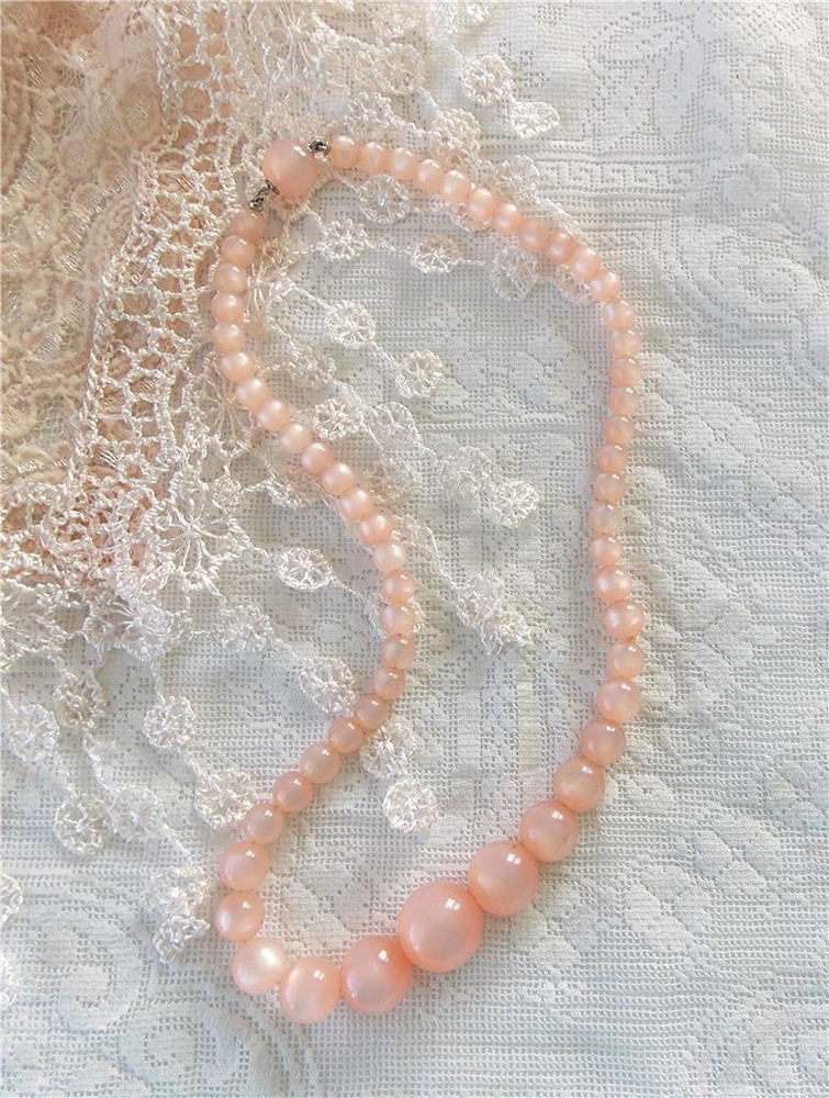 GORGEOUS 1960’s PINK MOONGLOW GRADUATED BEAD 16″ NECKLACE w/HIDDEN SLIDE CLASP