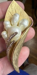 Vintage KRAMER Gold Tone Faux Pearls Rhinestones Lily Flower Bunch Brooch Pin