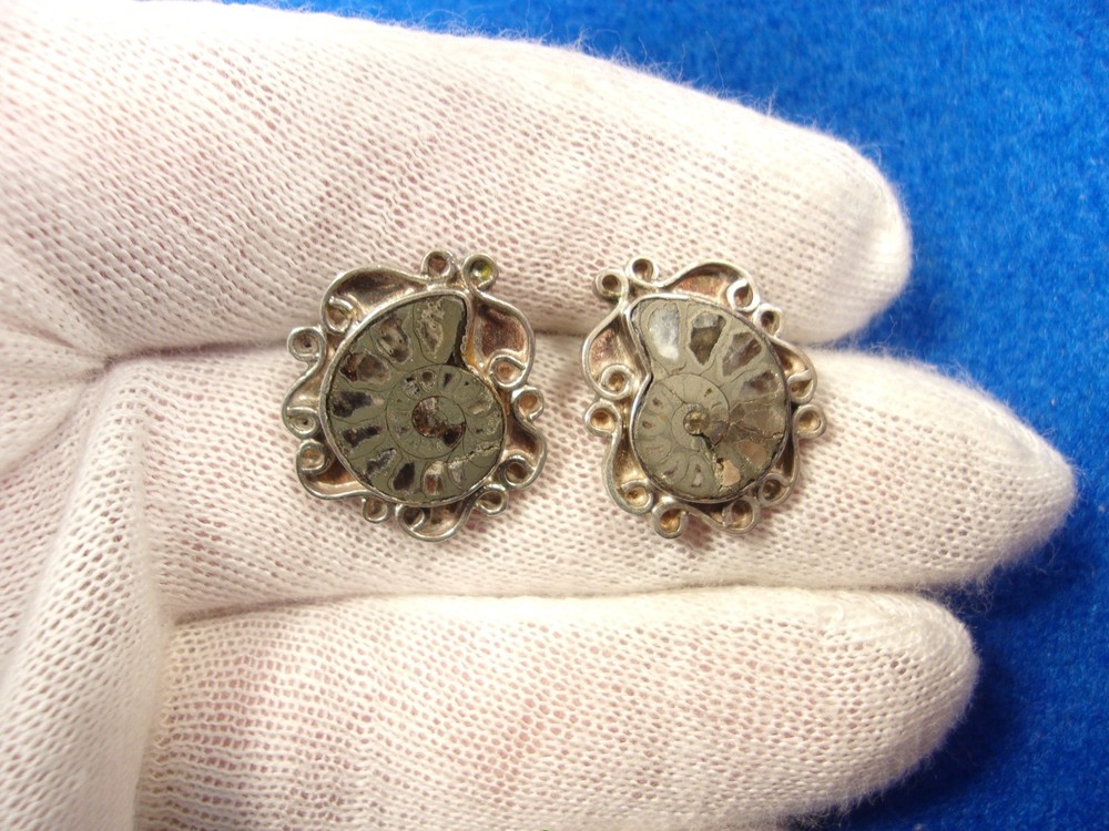 NICE OLDER VINTAGE HANDCRAFTED PAIR OF STERLING SILVER AMMONITE SEALIFE EARRINGS