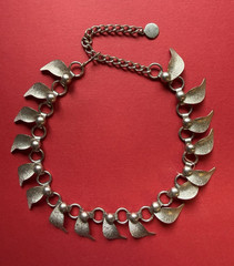 Vintage Mid Century Artistic Silver Tone Leaf Circle Chain Choker Necklace MCM