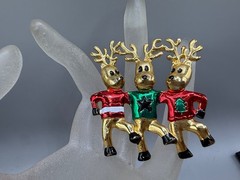 VINTAGE ESTATE GOLD TONE ENAMEL RED GREEN DANCING REINDEER CHRISTMAS BROOCH PIN