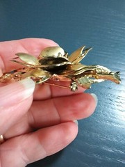 Vintage Gold Tone 3D Crystal Rhinestone Flower Brooch Pin. N11019