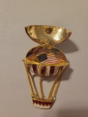 Vintage Patriotic Lapel Pin Brooch Hot Air Balloon USA Flag Rare Opens