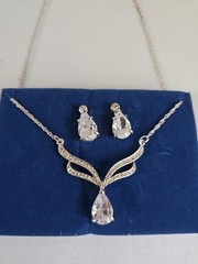 Avon 2008 Silvertone Pear Drop Necklace Pendant Rhinestone Earring Gift Set