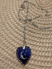 VTG 3/4” MOON ETCHED IN GLASS HEART PENDANT ON 18” SILVERTONE CHAIN