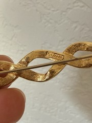 Monet Gold Tone Metal Twist Brooch Pin Signed 3in Elegant Vintage Style Jewelry