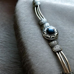 Bracelet Silver Tone Black Center Stone Adjustable Vintage Jewelry (G110)