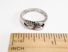 Vintage 1990s Wheeler Mfg. Co. USA Sterling Silver Grape Leaves Band Ring Sz 8