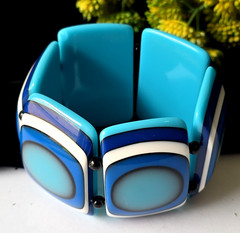 Vintage MCM Blue Shades Acrylic Statement Stretch Bracelet 7″ Wrist