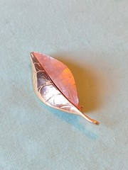Signed LC Lauren Conrad Gold Tone Brooch Pin Mother Of Pearl Mosaic Leaf