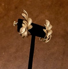 Vintage FRANCOIS Earrings Gold Tone Clip On Leaves Foliage Signed