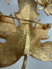 VINTAGE GOLD TONE PAVE CRYSTAL TEXTURED MAPLE LEAF BROOCH EARRINGS SET SIGNED