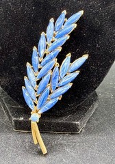 Vintage Crown Trifari Symphony Blue Thermoset Necklace Brooch Set Demi Parure