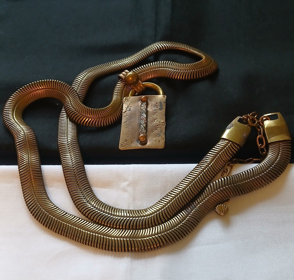 Vintage Gold Tone Brutalist Snake Chain & Rectangle Bar Pendant Necklace
