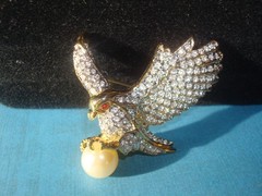 STUNNING SIGNED AD2001 EAGLE W/PEARL PAVE’ CRYSTAL RHINESTONES BROOCH GOLD PLATE